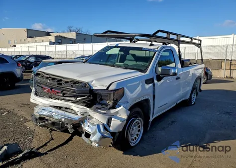 2024 GMC Sierra C1500 z USA, uszkodzony, nr VIN 3GTNHAED0RG323747